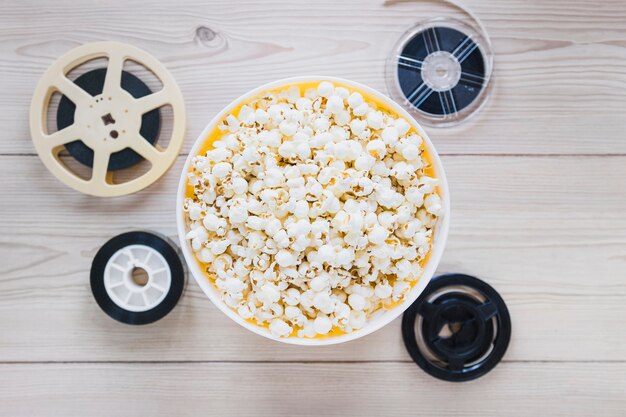 Photo gratuite seau de pop-corn et de films