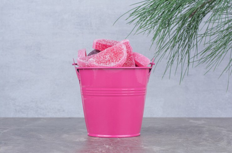 Photo gratuit seau rose avec marmelade de sucre sur fond de marbre.