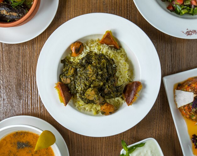 Sebzi govurma plov avec ragoût de bœuf aux herbes.