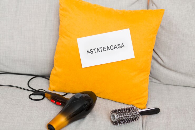 Photo gratuit sèche-cheveux et brosse sur canapé
