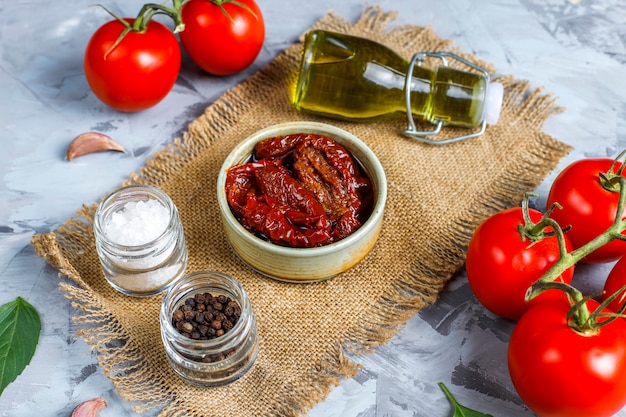 Séchez les tomates à l'huile d'olive.