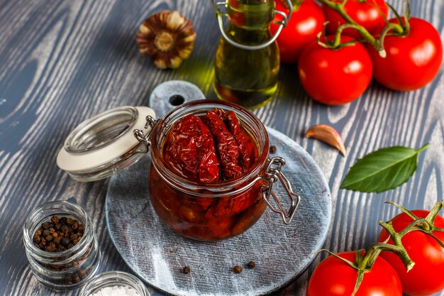 Séchez les tomates à l'huile d'olive.