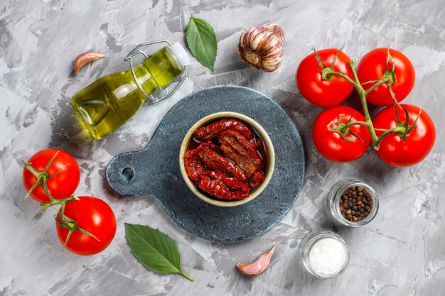 Séchez les tomates à l'huile d'olive.