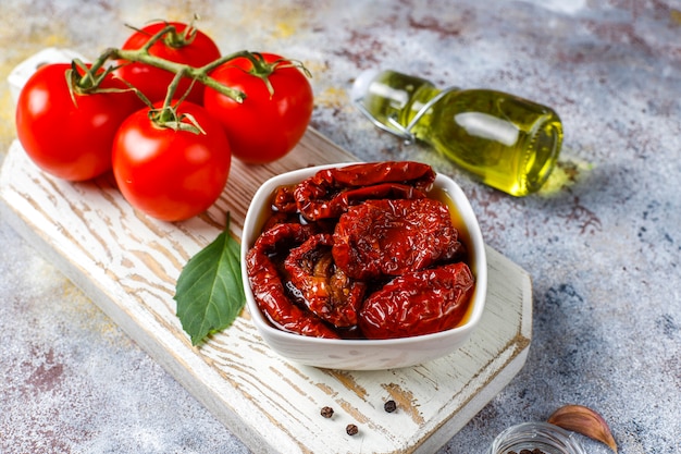 Séchez les tomates à l'huile d'olive.