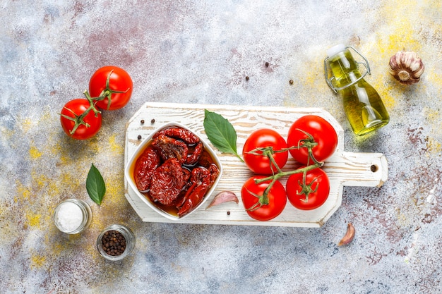 Séchez les tomates à l'huile d'olive.