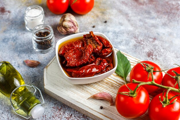 Séchez les tomates à l'huile d'olive.