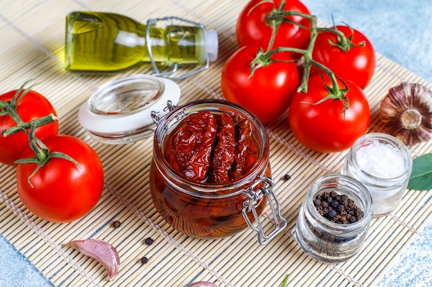 Séchez les tomates à l'huile d'olive.