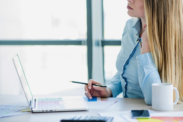 Secrétaire au bureau avec ordinateur portable