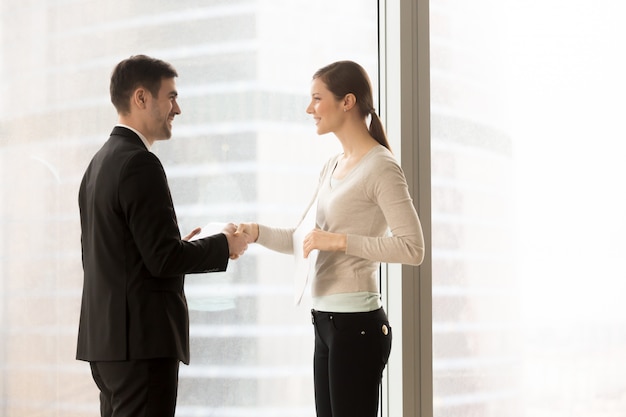 Secrétaire de l&#39;entreprise rencontre le client au bureau