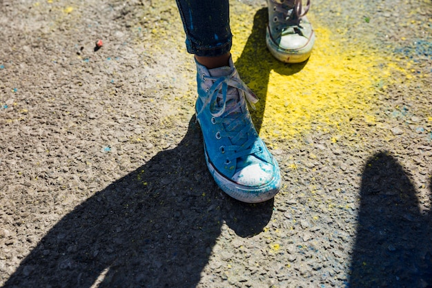 Section basse de chaussures de femme avec poudre de couleur holi