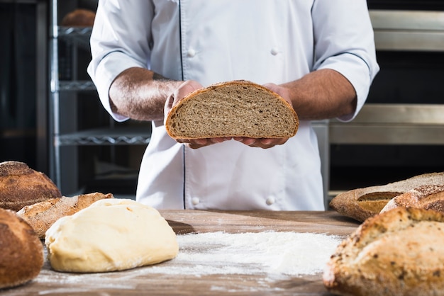 Section médiane d&#39;un boulanger tenant un pain