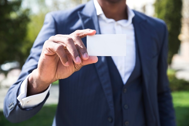 Section médiane d&#39;un homme d&#39;affaires montrant une carte de visite blanche