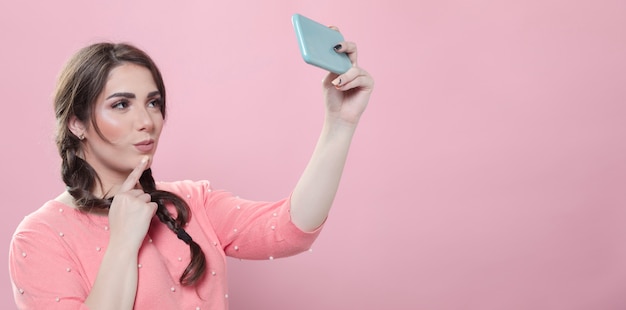 Séduisante femme prenant selfie sur smartphone