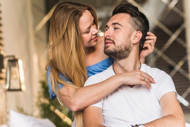 Séduisante jeune élégant couple amoureux