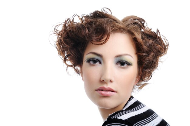 Séduisante jeune femme adulte avec une coiffure frisée - isolé sur blanc