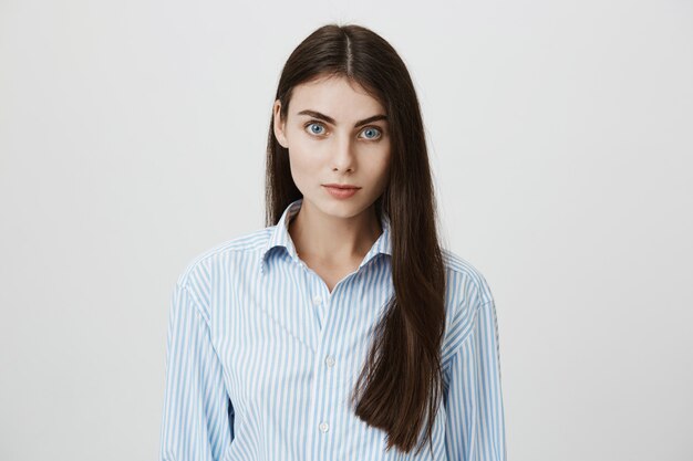 Séduisante jeune femme employée de bureau en chemise
