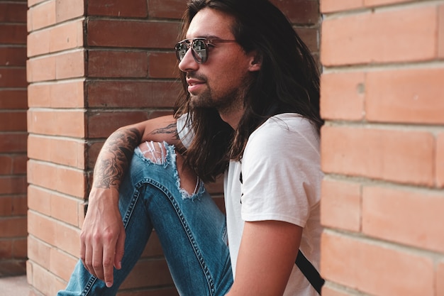 Photo gratuite séduisante jeune homme portant des lunettes de soleil