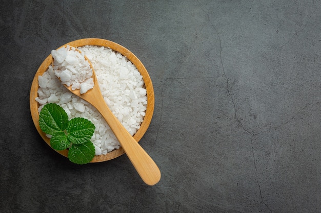 Photo gratuite sel dans une petite assiette en bois