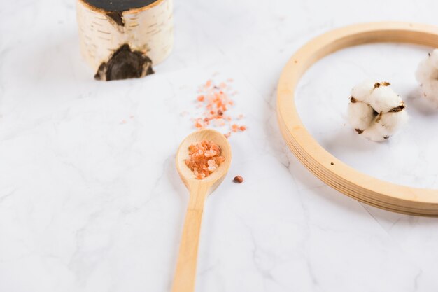 Sel de l&#39;Himalaya sur une cuillère en bois avec une boule de coton brut