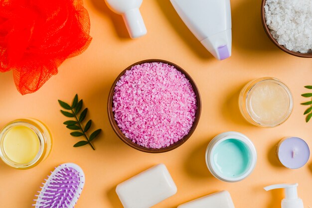Sel de l&#39;Himalaya avec des produits cosmétiques sur fond coloré