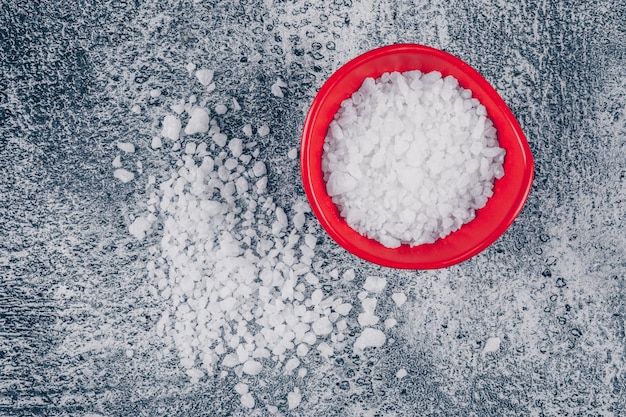 Photo gratuite sel de mer dans un bol rouge et autour