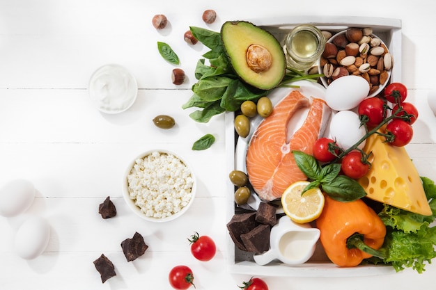 Sélection d'aliments cétogènes à faible teneur en glucides sur blanc, vue du dessus