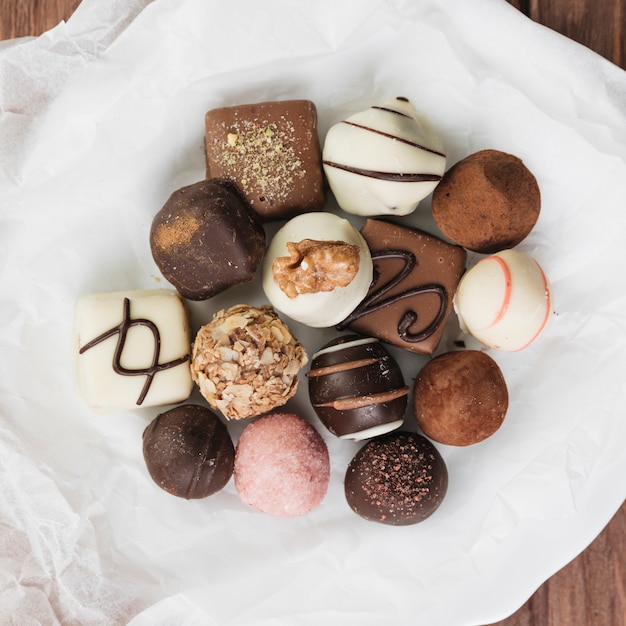 Photo gratuite sélection de chocolat vue du dessus sur une assiette