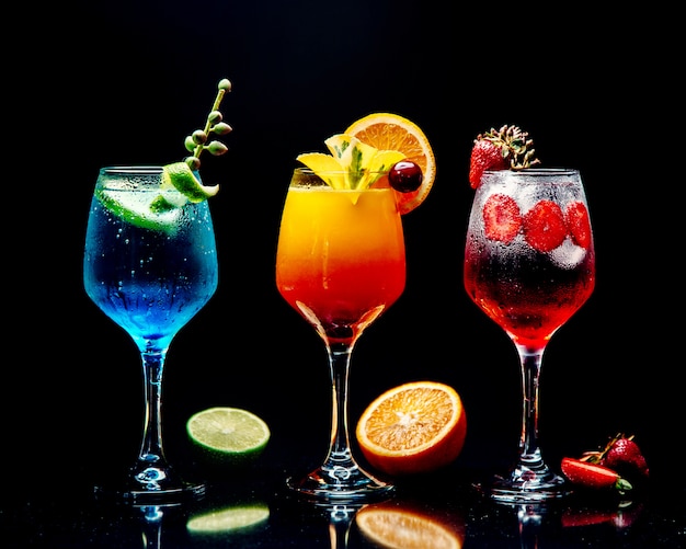 Sélection de divers cocktails sur la table