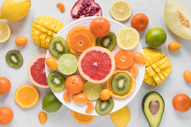 Sélection de fruits frais et exotiques sur la table