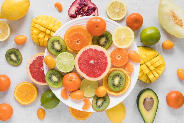 Sélection de fruits frais et exotiques sur la table