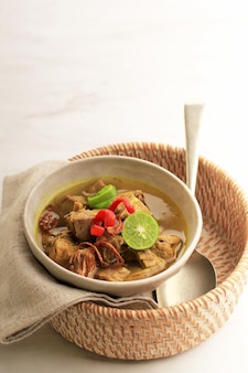 Selective focus soto sapi ou soto daging, est une soupe spéciale indonésienne. ce plat à base de bouillon de boeuf avec escalope de viande. menu populaire pour idul adha