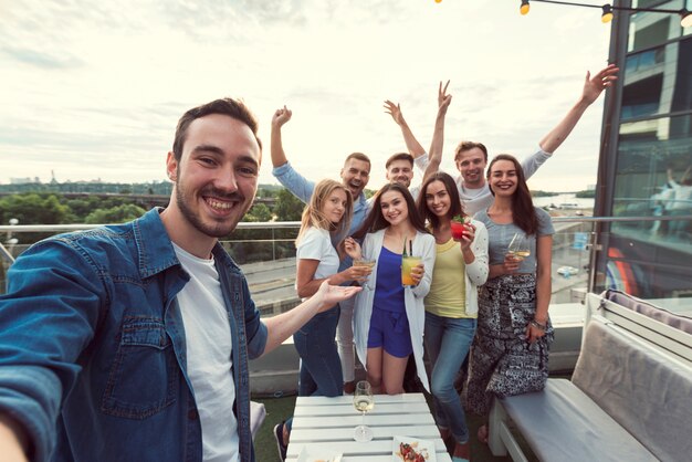 Selfie d&#39;amis lors d&#39;une soirée