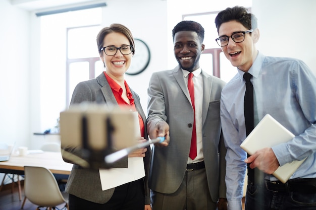 Photo gratuite selfie d'entreprise