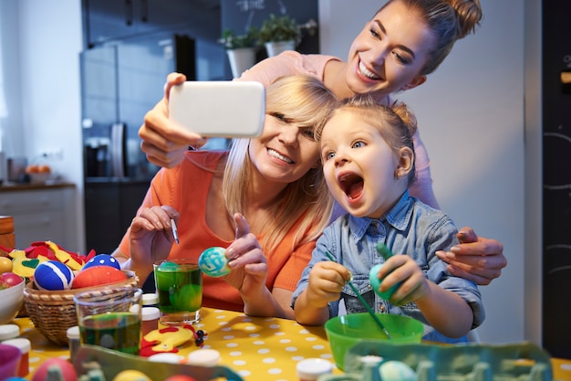 Photo gratuite selfie familial avec des oeufs de pâques