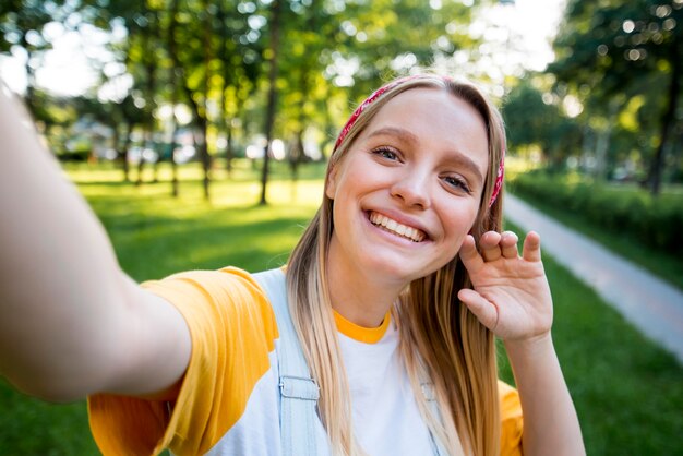 Selfie de femme souriante à l'extérieur