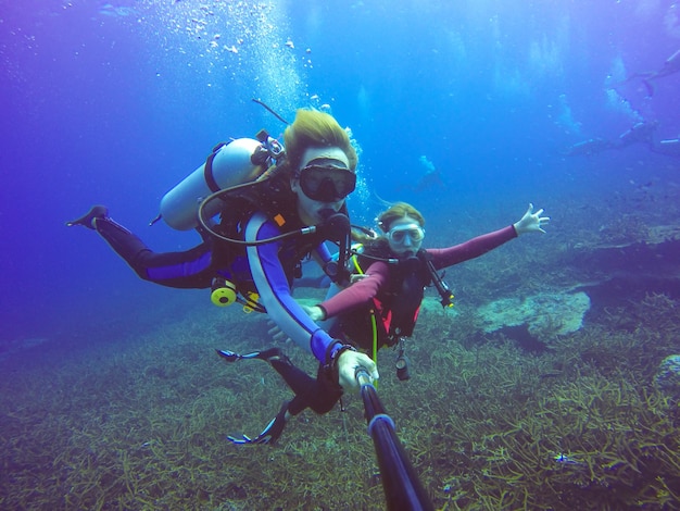 Selfie plongée sous-marine tiré selfie avec un bâton de selfie