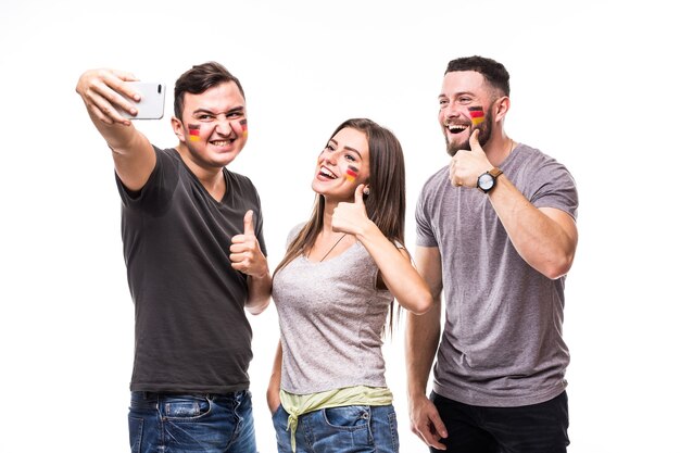 Selfie sur téléphone de l'Allemagne fan de football dans le jeu de soutien des équipes nationales d'Allemagne sur fond blanc. Concept de fans de football.