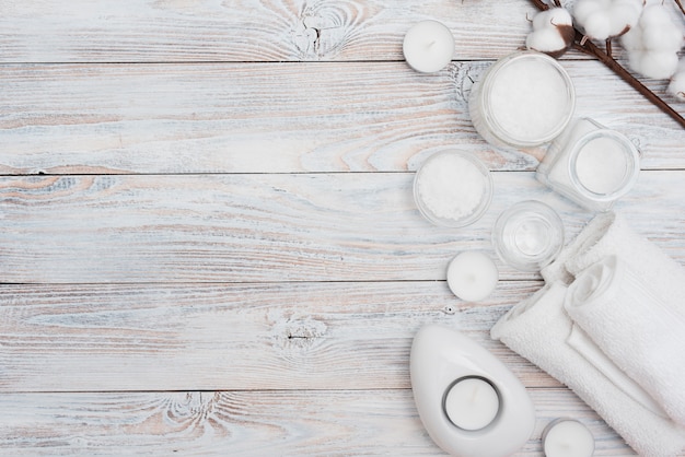 Sels de bain et fleurs de coton sur fond en bois