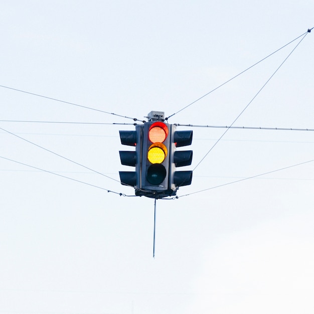 Photo gratuite sémaphore coloré sur l'intersection de la rue