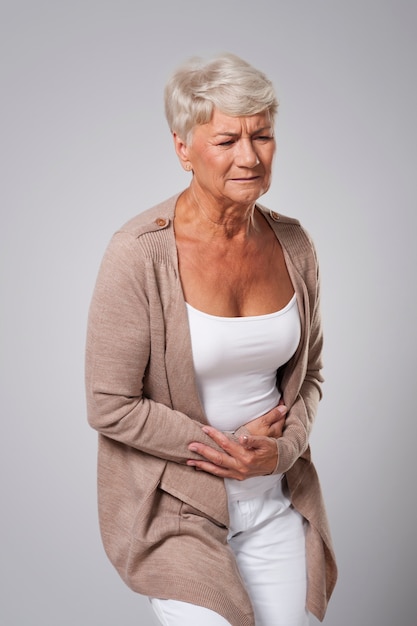 Senior belle femme a mal au ventre