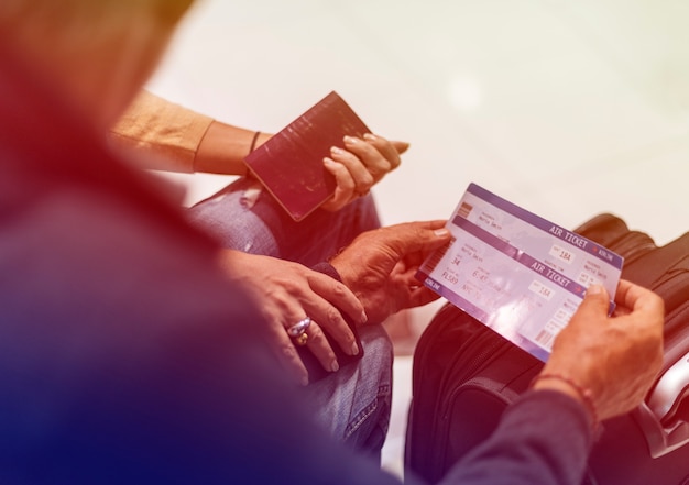 Senior couple adulte avec carte d&#39;embarquement à l&#39;aéroport