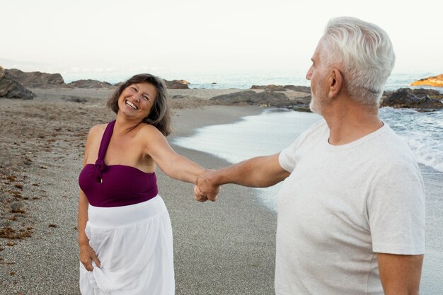 Senior couple aimant passer du temps ensemble à la plage