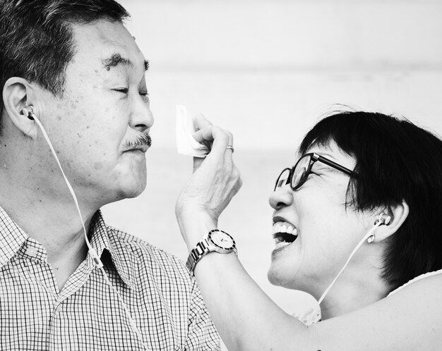 Senior couple asiatique en écoutant de la musique ensemble