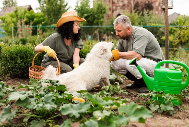 Senior couple dans le jardin avec un chien