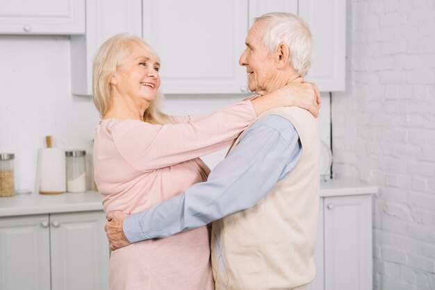 Senior couple dansant dans la cuisine