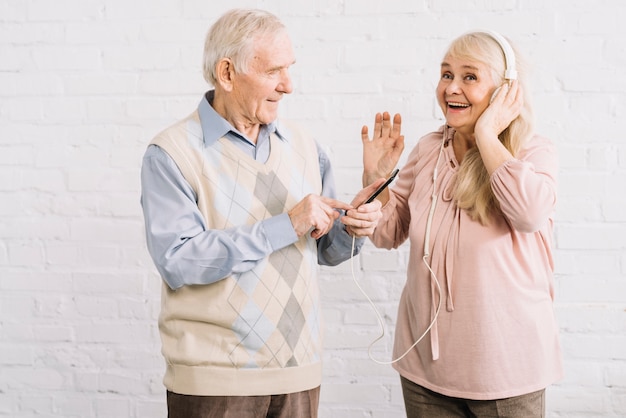 Senior couple écoutant de la musique sur smartphone