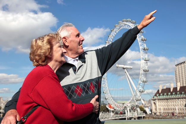 Senior couple à Londres avec Millenium Wheel