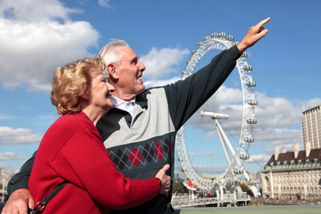 Senior couple à Londres avec Millenium Wheel