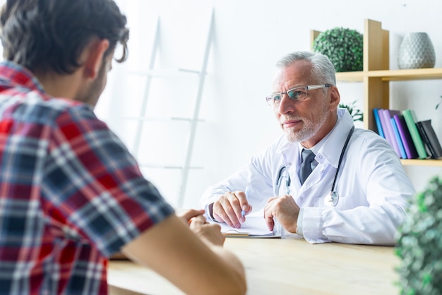 Senior docteur à l'écoute du patient