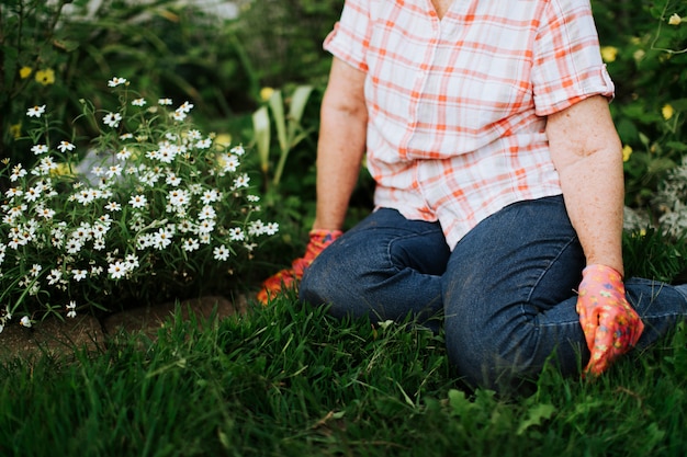 Senior femme au repos dans son jardin